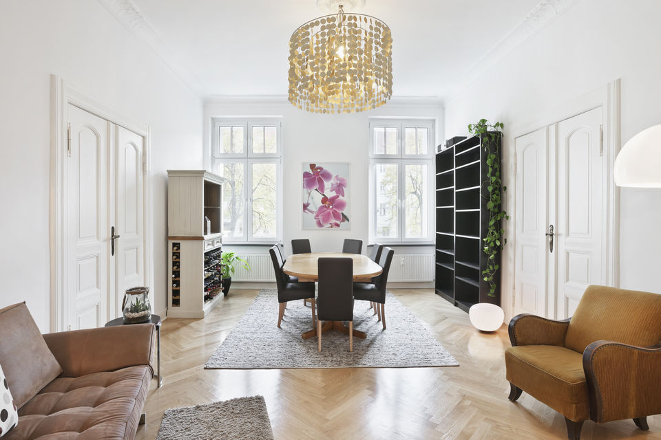 Furnished apartment, dining room with crystal chandelier in Berlin Prenzlauer Berg