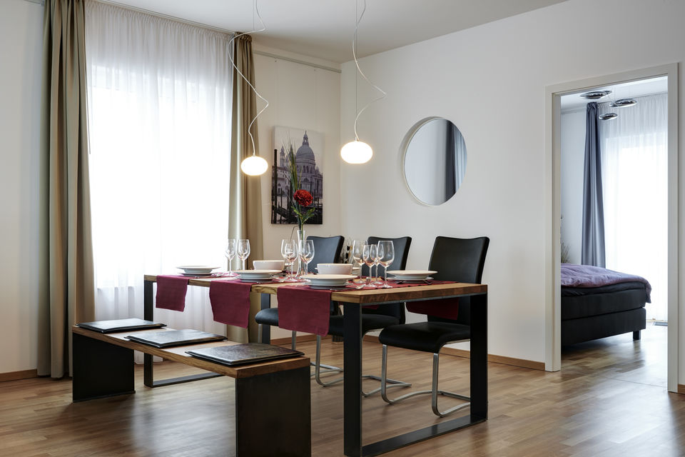 Möblierte Wohnung, Wohnzimmer mit Pendelleuchten in Berlin Tiergarten
