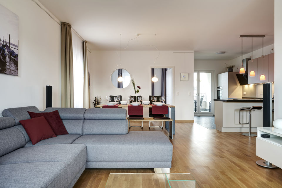 Möblierte Wohnung, Wohnzimmer mit Ecksofa in Berlin Tiergarten