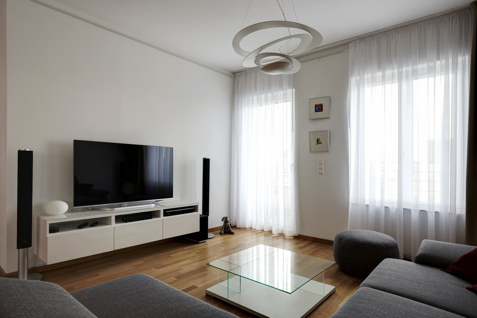 Möblierte Wohnung, Wohnzimmer mit moderner LED-Deckenleuchte in Berlin Tiergarten