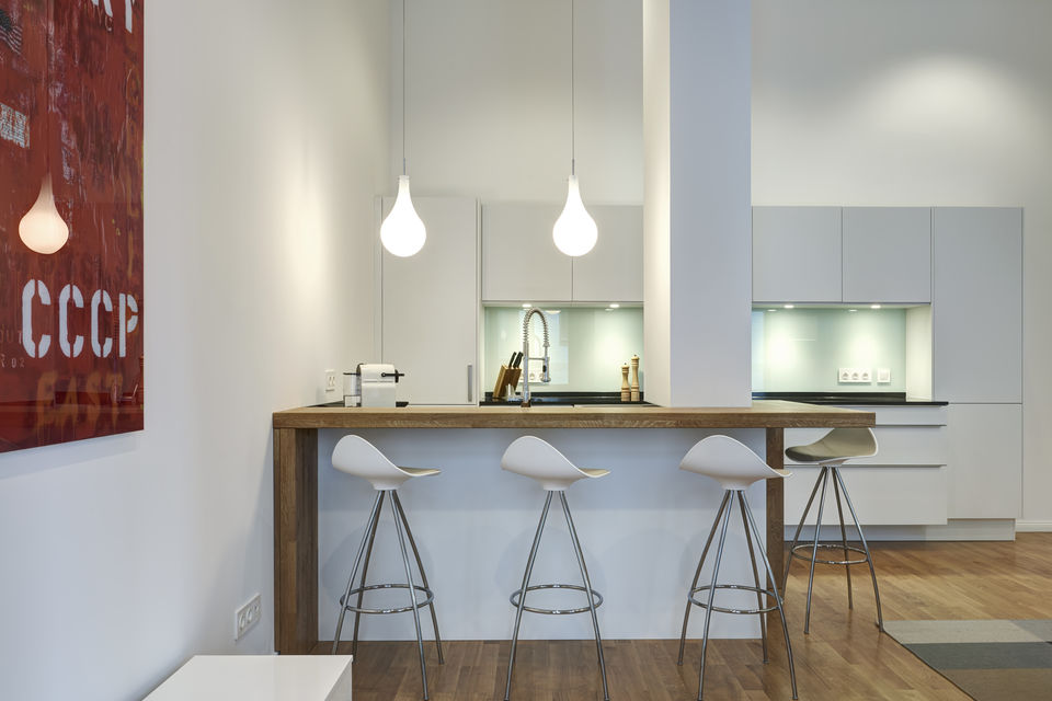 Furnished apartment, kitchen with kitchen counter and bar stools in Berlin Mitte