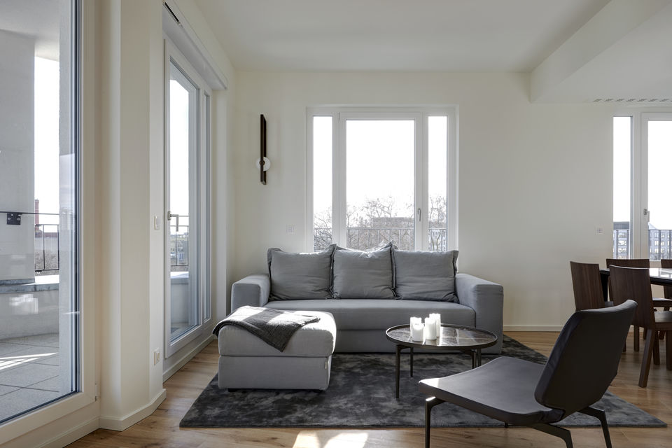 Möblierte Wohnung, Wohnzimmer mit Panoramafenstern in Berlin Tiergarten