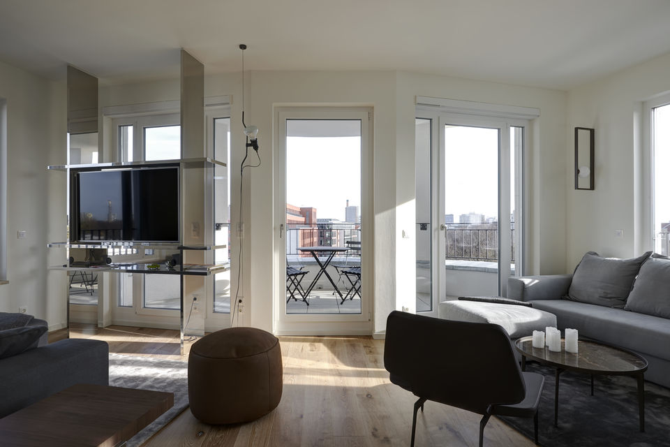 Möblierte Wohnung, Wohnzimmer mit Balkonblick in Berlin Tiergarten