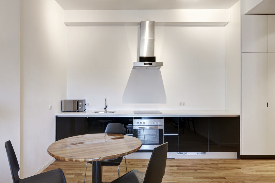 Furnished apartment, kitchen with cooking island in Berlin Kreuzberg