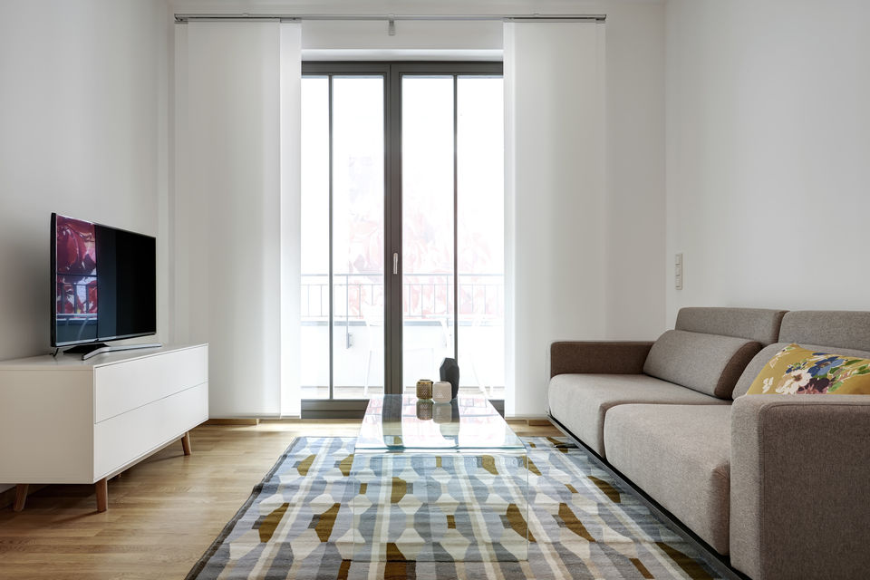 Möblierte Wohnung, Wohnzimmer mit Balkonzugang in Berlin Mitte