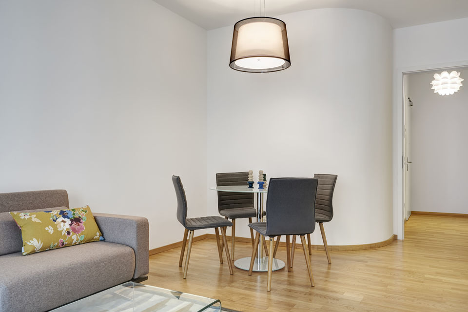 Möblierte Wohnung, Wohnzimmer mit Esstisch in Berlin Mitte