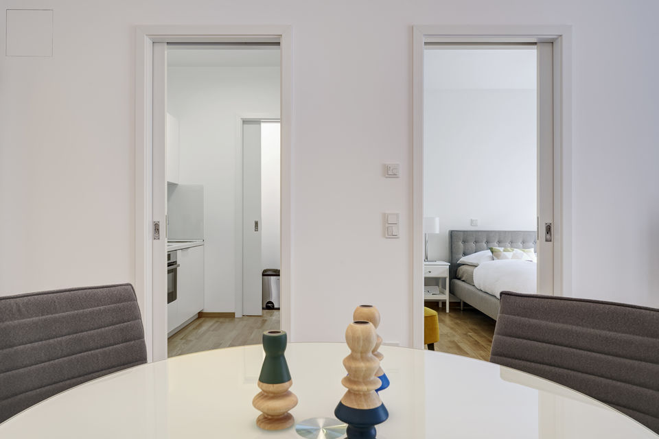 Möblierte Wohnung, Esszimmer mit Durchgang zur Küche in Berlin Mitte