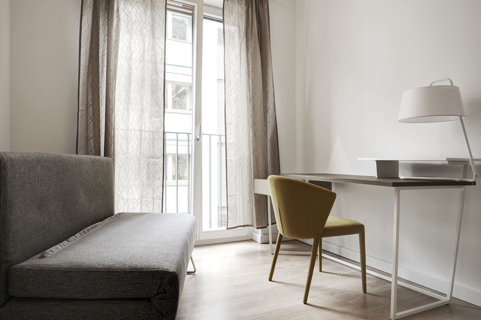 Möblierte Wohnung, Wohnzimmer mit Balkonzugang in Berlin Mitte