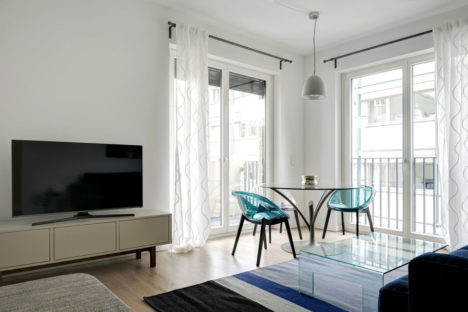 Möblierte Wohnung, Wohnzimmer mit Balkonzugang in Berlin Mitte