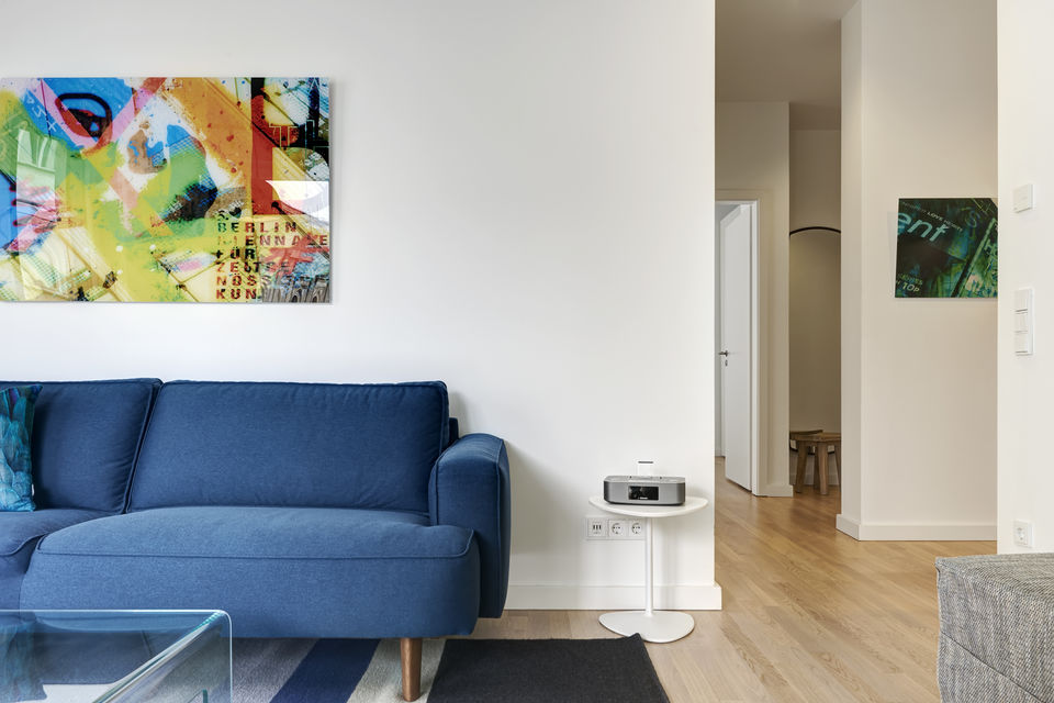 Möblierte Wohnung, Wohnzimmer mit blauem Sofa in Berlin Mitte