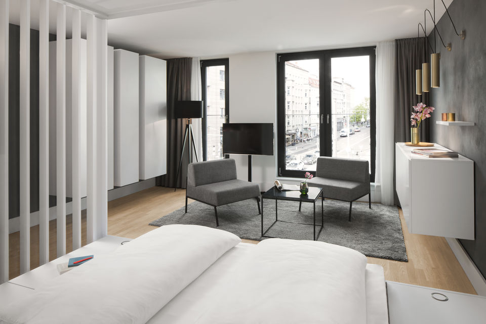 Serviced Apartment, Schlafzimmer mit Balkonzugang in Berlin Mitte