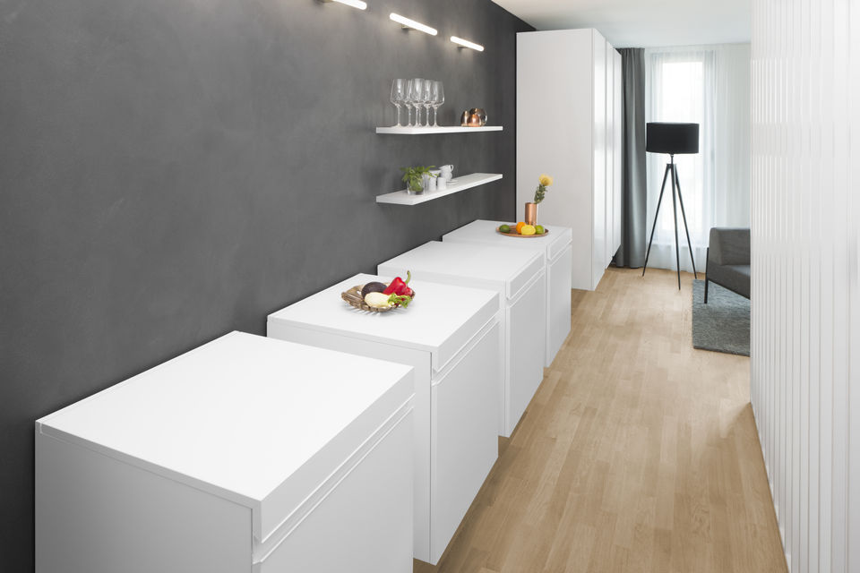 Serviced Apartment, Küche mit weißen Unterschränken in Berlin Mitte