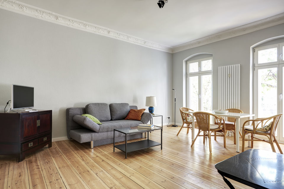 Möblierte Wohnung, Wohnzimmer mit Holzparkett in Berlin Wilmersdorf