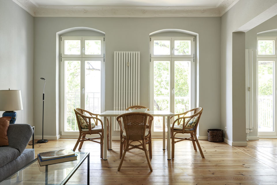 Möblierte Wohnung, Wohnzimmer mit Naturholzmöbeln in Berlin Wilmersdorf