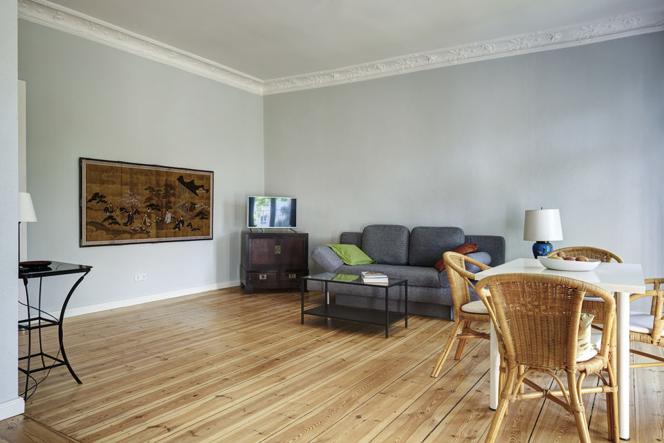Möblierte Wohnung, Wohnzimmer mit Holzparkett in Berlin Wilmersdorf