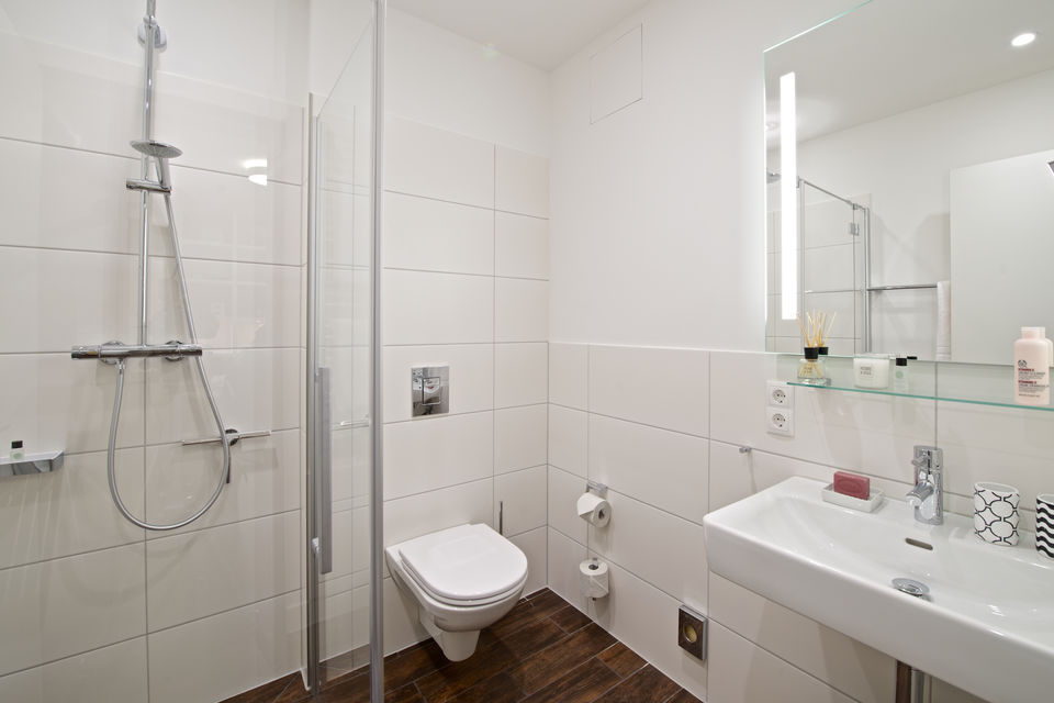 Serviced Apartment, Badezimmer 1 mit Dusche und Fenster in Berlin Mitte