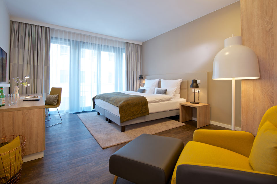Serviced Apartment, Schlafzimmer mit Balkonzugang in Berlin Mitte