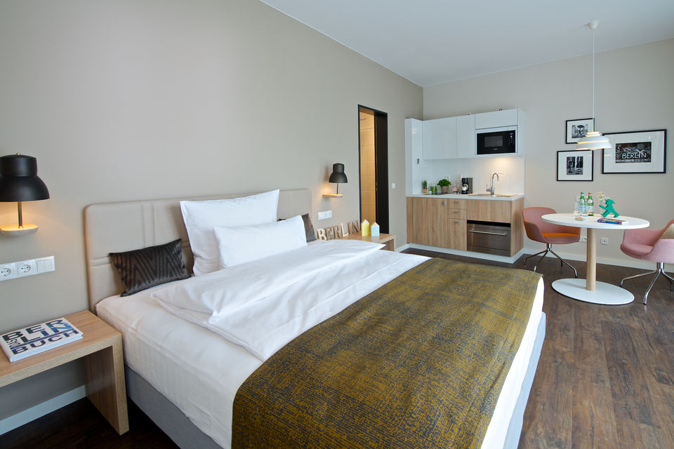 Serviced Apartment, Schlafzimmer mit Kitchenette in Berlin Mitte