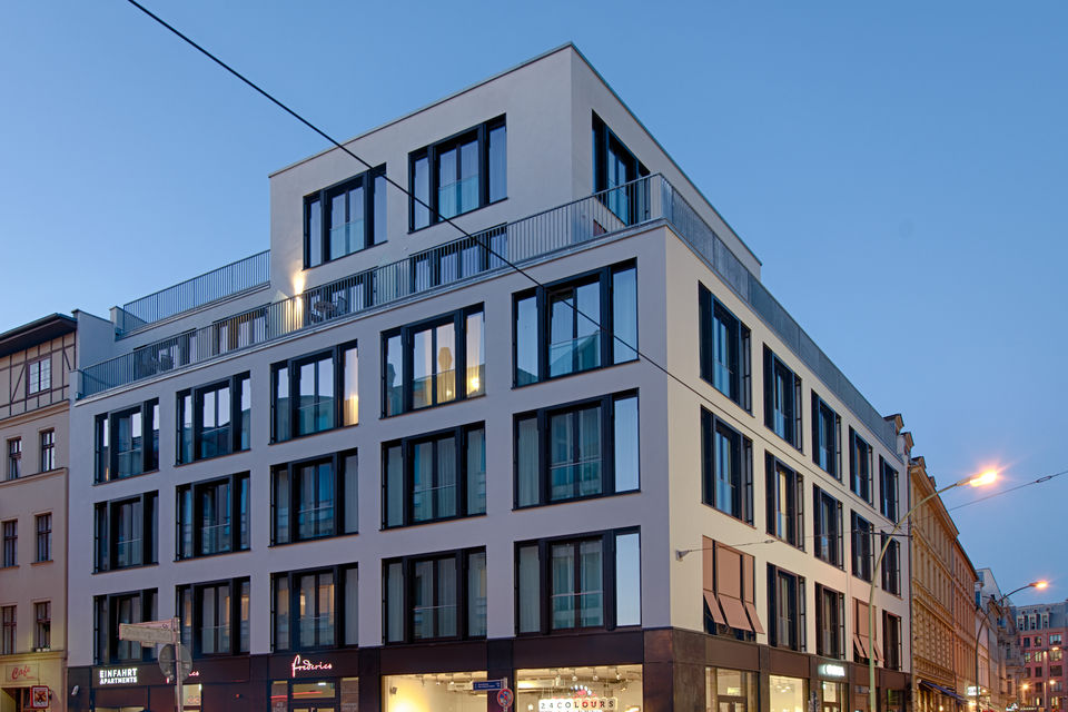 Serviced Apartment, Gebäudefassade mit modernem Neubau in Berlin Mitte