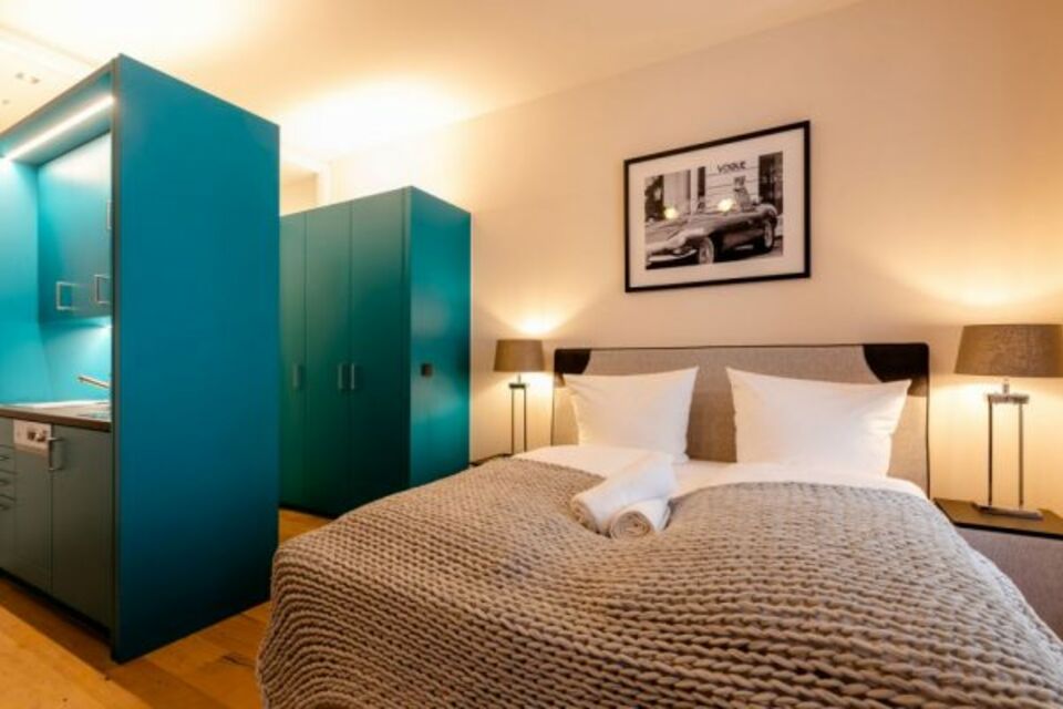 Furnished apartment, bedroom with turquoise bathroom in Frankfurt Innenstadt