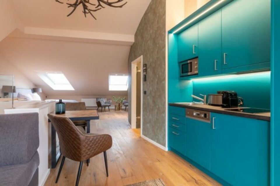 Furnished apartment, kitchen with turquoise fitted kitchen in Frankfurt Innenstadt