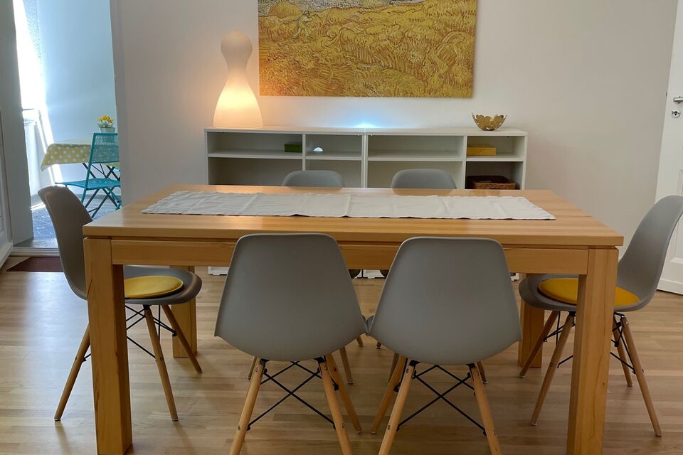 Möblierte Wohnung, Esszimmer mit Holztisch in Berlin Wilmersdorf