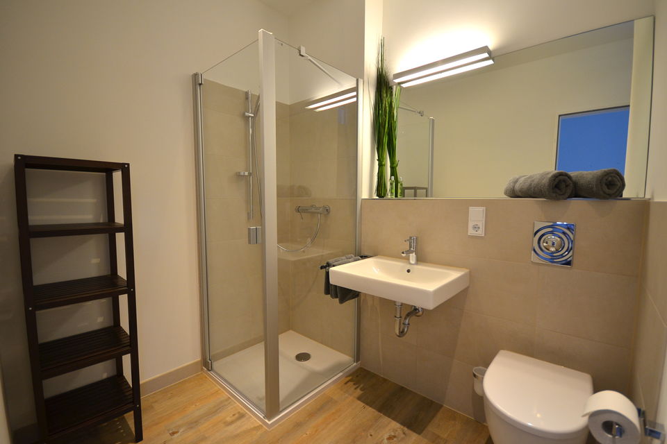 Serviced Apartment, Badezimmer 1 mit begehbarer Dusche in Berlin Mitte