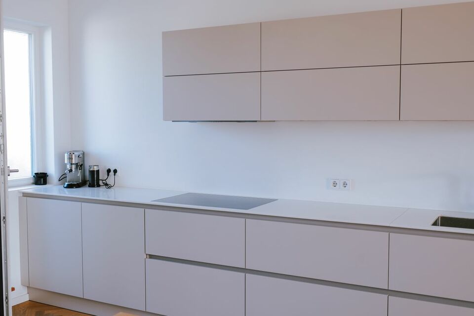 Furnished apartment, kitchen with handleless high-gloss cabinets in Berlin Prenzlauer Berg