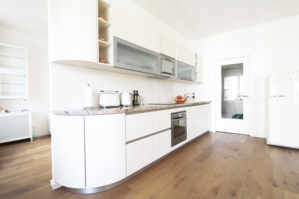 Furnished apartment, kitchen with cooking island in Berlin Mitte