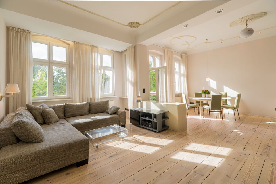 Möblierte Wohnung, Wohnzimmer mit Holzparkett in Berlin Prenzlauer Berg