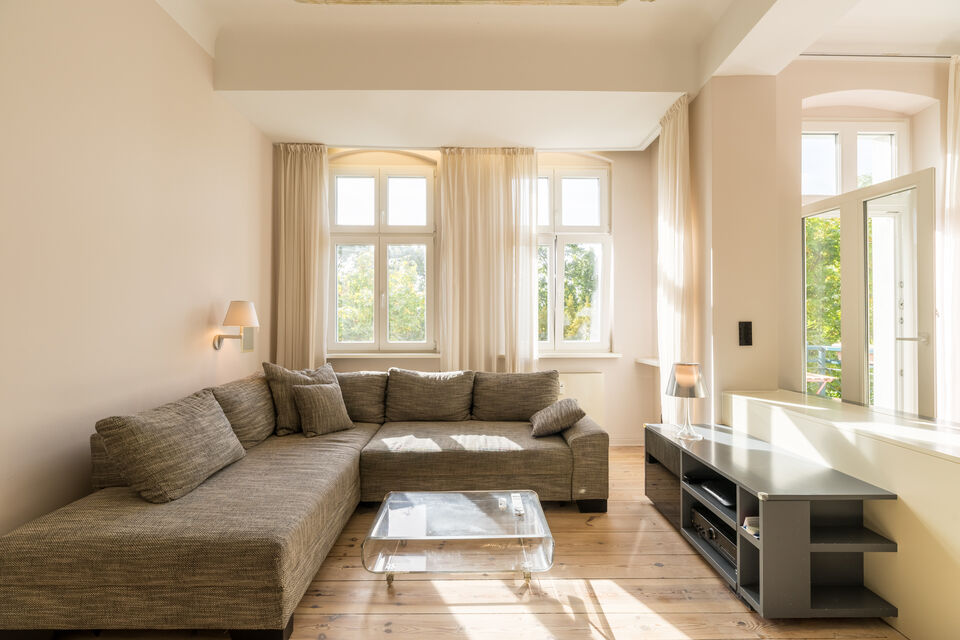 Möblierte Wohnung, Wohnzimmer mit Ecksofa und Tageslicht in Berlin Prenzlauer Berg