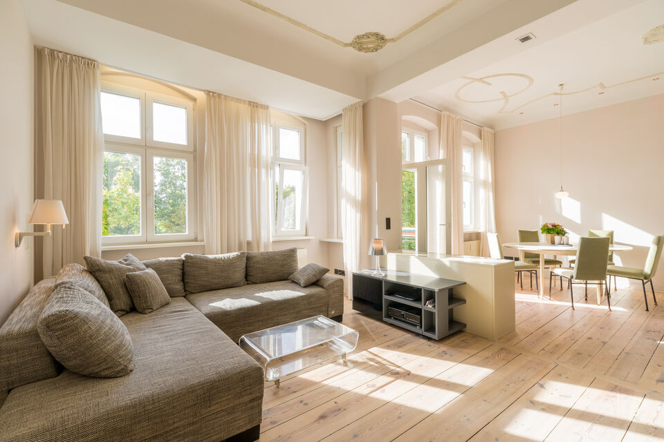 Möblierte Wohnung, Wohnzimmer mit Panoramafenstern in Berlin Prenzlauer Berg