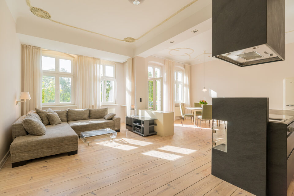 Möblierte Wohnung, Wohnzimmer mit Panoramafenstern in Berlin Prenzlauer Berg
