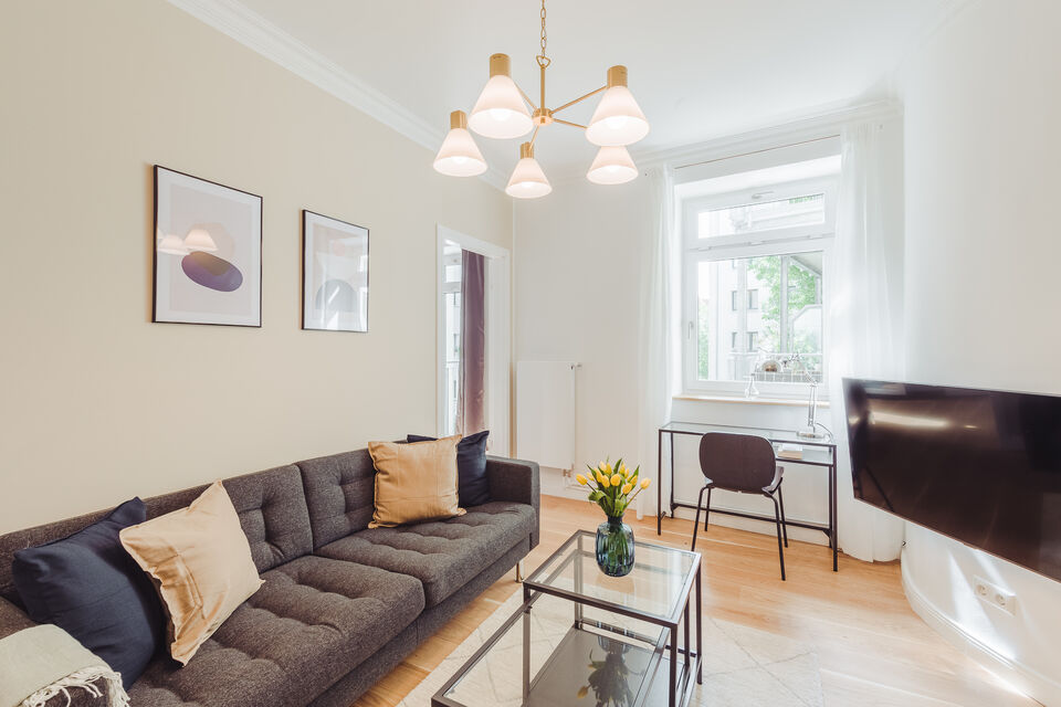 Möblierte Wohnung, Wohnzimmer mit Naturholz-Deckenleuchte in Berlin Prenzlauer Berg