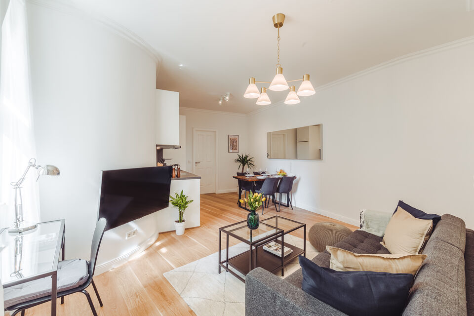 Möblierte Wohnung, Wohnzimmer mit Esstisch in Berlin Prenzlauer Berg