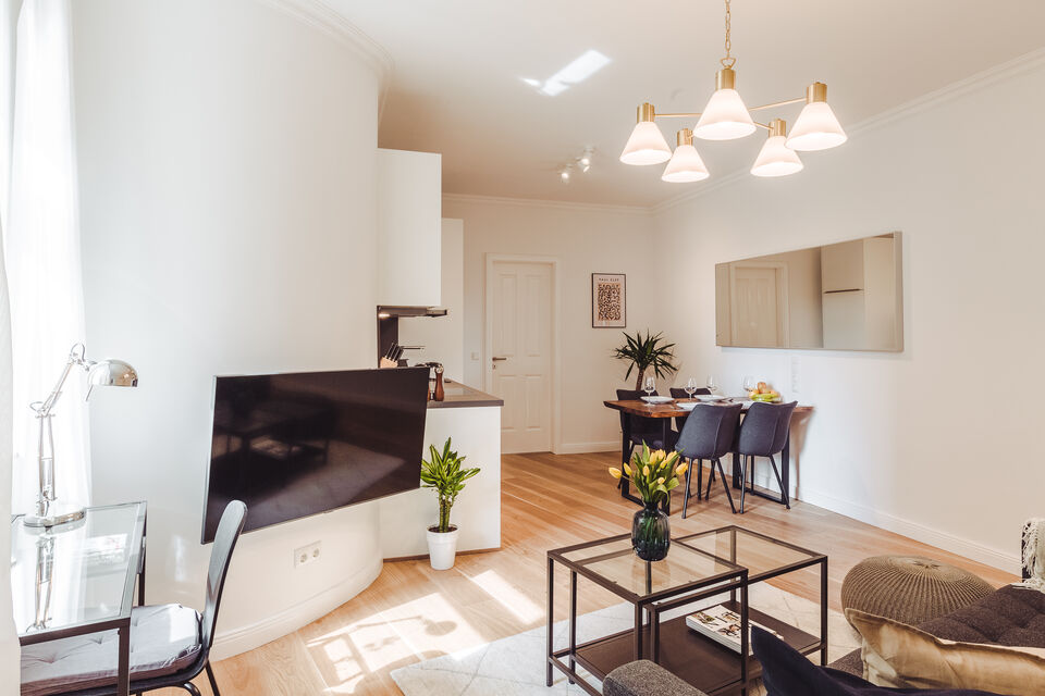Möblierte Wohnung, Wohnzimmer mit Holzparkett in Berlin Prenzlauer Berg