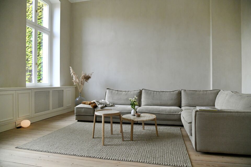 Möblierte Wohnung, Wohnzimmer mit Ecksofa in Berlin Mitte