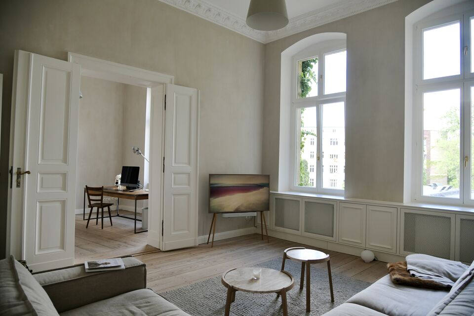 Möblierte Wohnung, Wohnzimmer mit Stuck-Deckendetails in Berlin Mitte