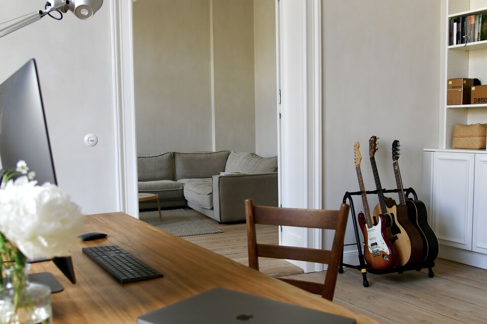 Möblierte Wohnung, Wohnzimmer mit Musikinstrumenten in Berlin Mitte