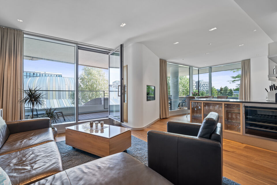 Serviced Apartment, Wohnzimmer mit Hafenblick in Hamburg Hafencity