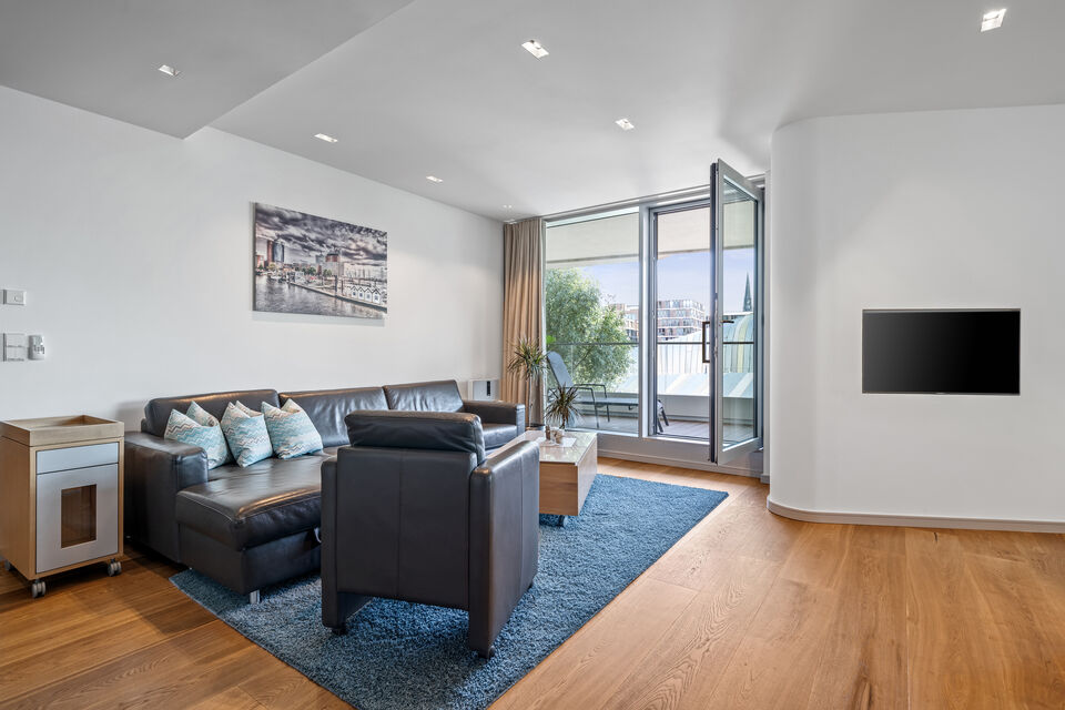 Serviced Apartment, Wohnzimmer mit Balkonblick in Hamburg Hafencity