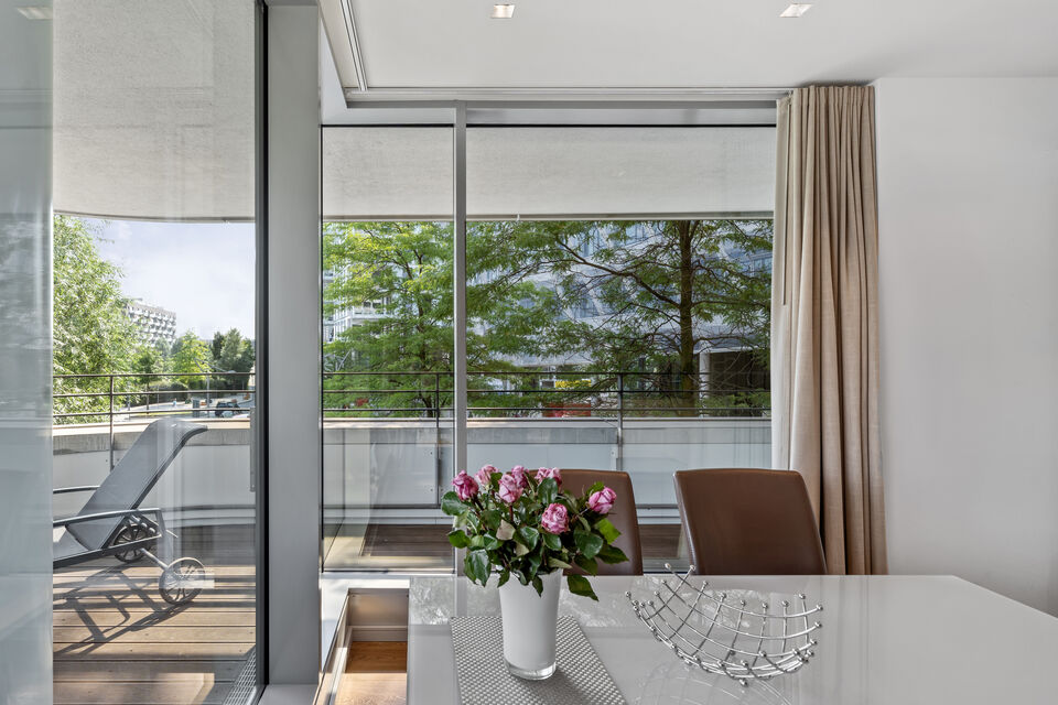 Serviced Apartment, Esszimmer mit Hafenblick in Hamburg Hafencity
