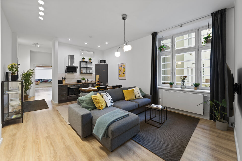 Möblierte Wohnung, Wohnzimmer mit offener Küche in Berlin Wedding