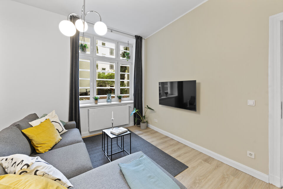 Möblierte Wohnung, Wohnzimmer mit Fensterbank in Berlin Wedding