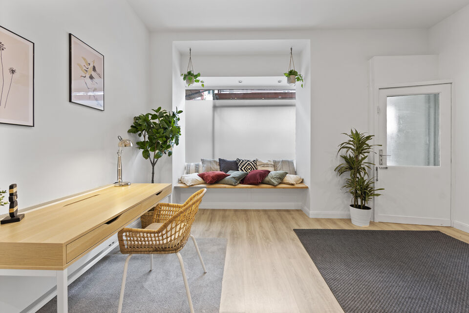 Möblierte Wohnung, Wohnzimmer mit Fensterbank-Sitzplatz in Berlin Wedding