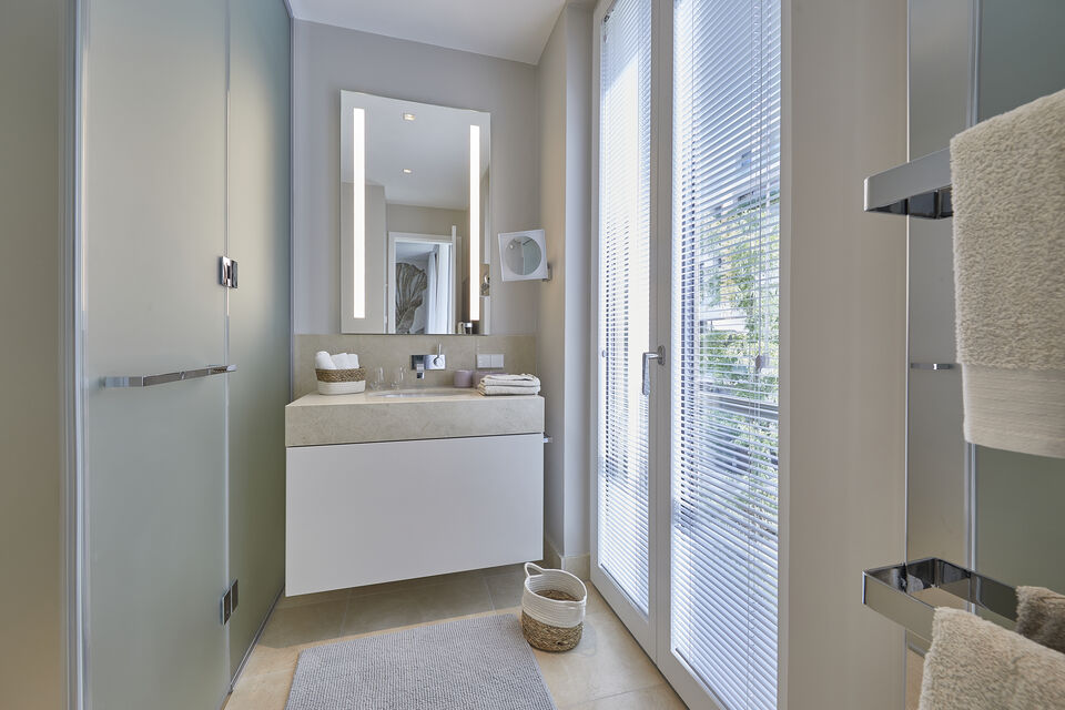 Serviced apartment, bathroom 1 with LED mirror in Berlin Mitte