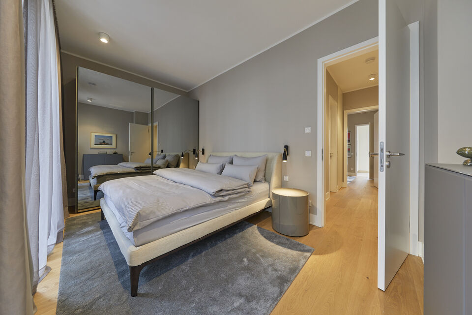 Serviced apartment, bedroom 1 with mirrored wall in Berlin Mitte