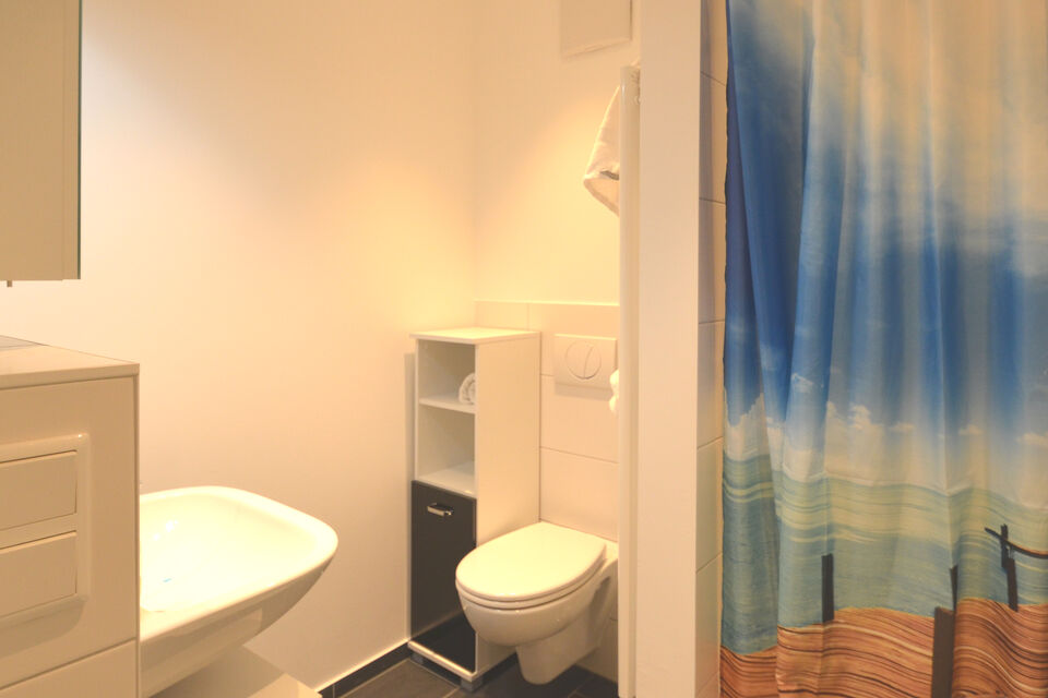 Serviced Apartment, Badezimmer 1 mit Dusche in Frankfurt Niederrad