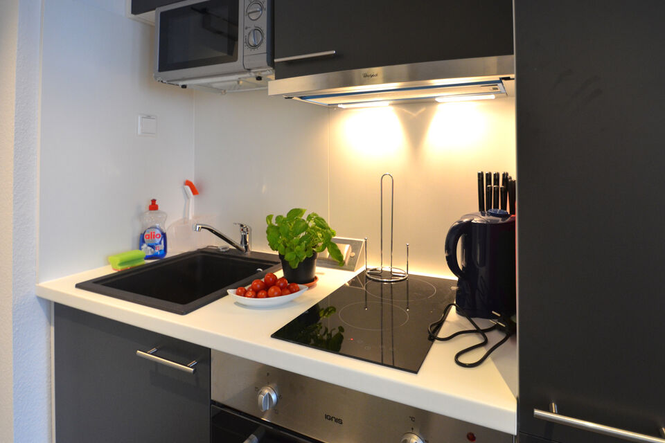 Serviced Apartment, Küche mit moderner Kochinsel in Frankfurt Niederrad