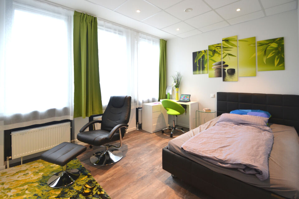 Serviced Apartment, Schlafzimmer mit Grünpflanzen-Wandbild in Frankfurt Niederrad